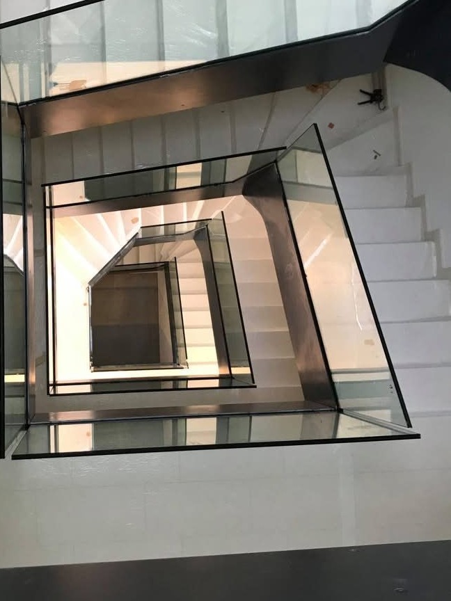 Garde-corps en verre — trémie d'escalier vue de dessus, réalisation CM Déco