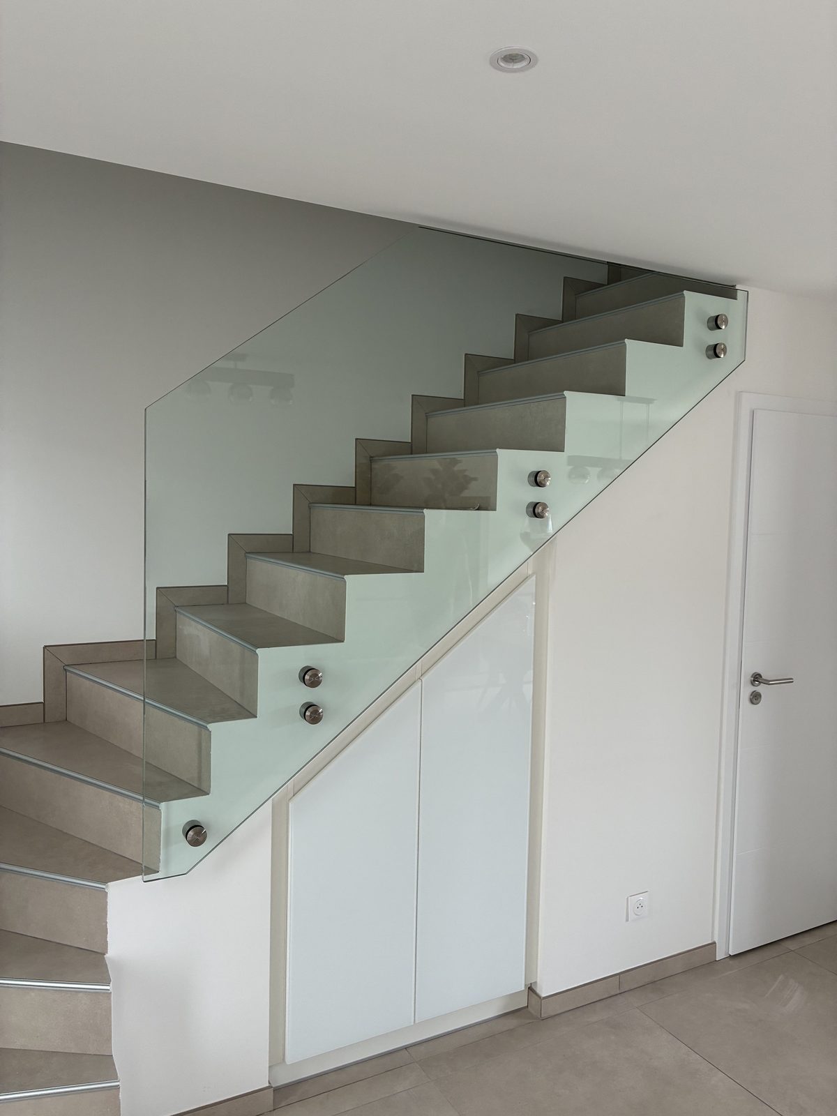 Garde-corps en verre sur escalier — réalisation CM Déco