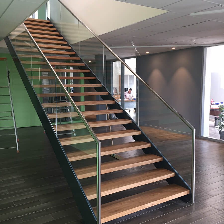 Garde-corps en verre sur escalier — réalisation CM Déco