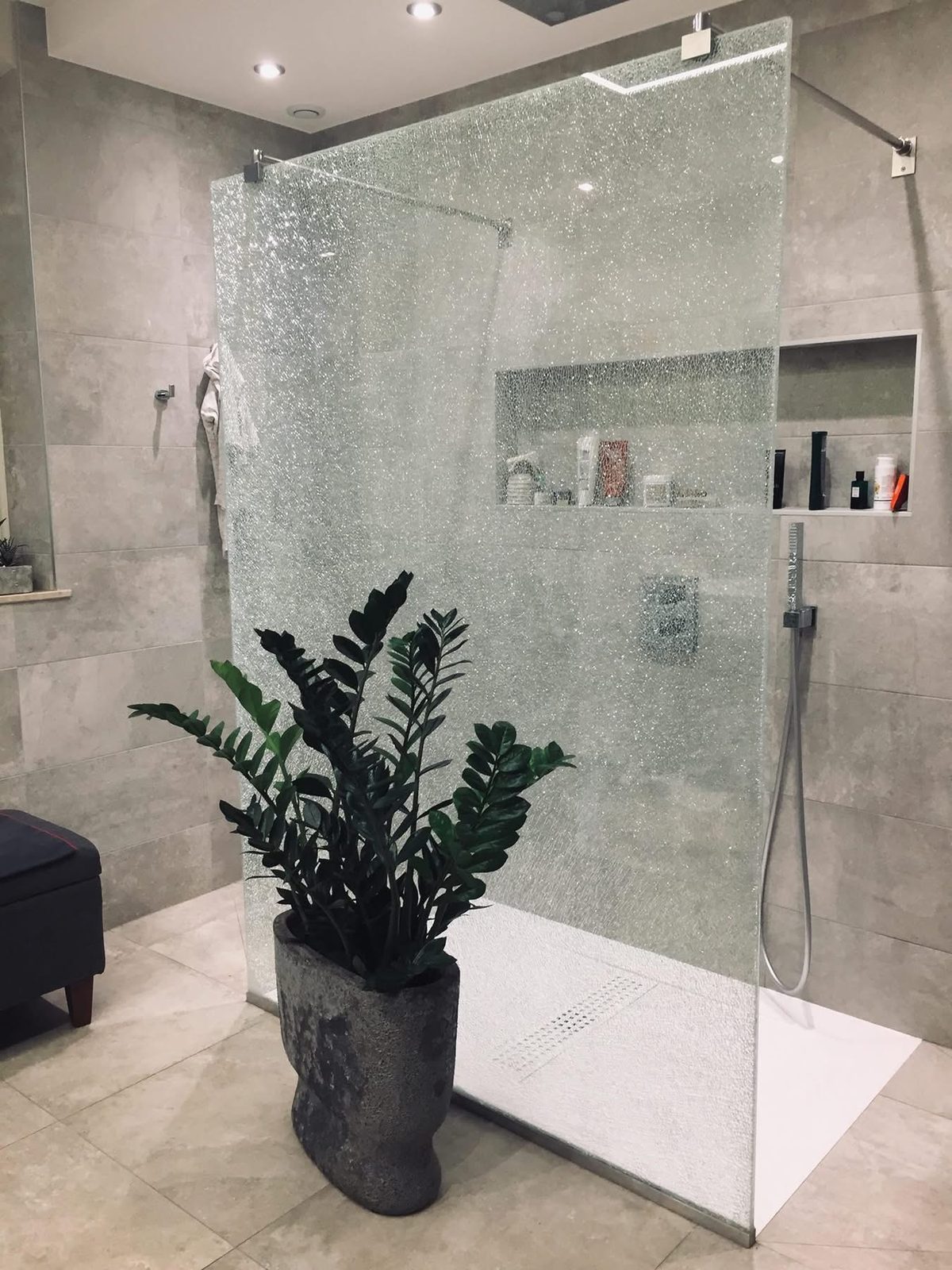 Paroi de douche en verre effet fissuré — réalisation CM Déco