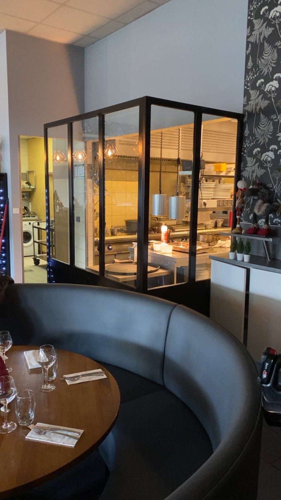 Verrière d'atelier en acier noir séparant une salle de restaurant — réalisation CM Déco